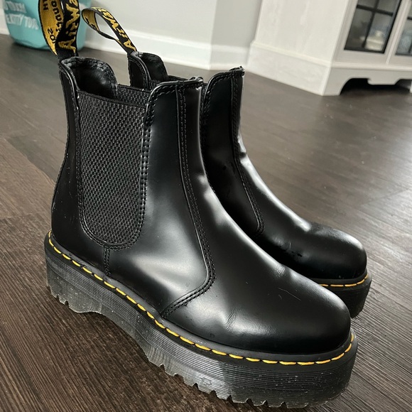 Like New Black Dr. Martens 2976 Quad Platform Boots- Unisex Women’s size 8 - Picture 1 of 5